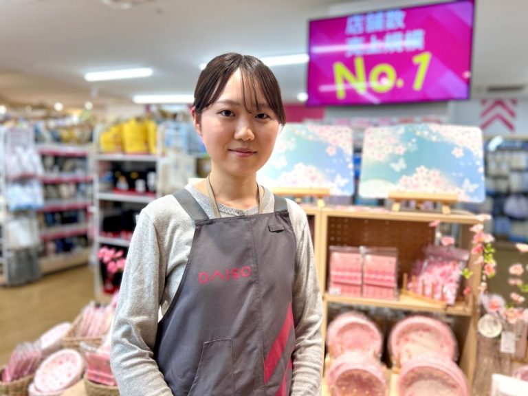 DAISO銀座マロニエゲート店 浅山碧店長—SV兼任グローバル旗艦店の新卒2年目リーダー奮闘記 | 月刊商人舎